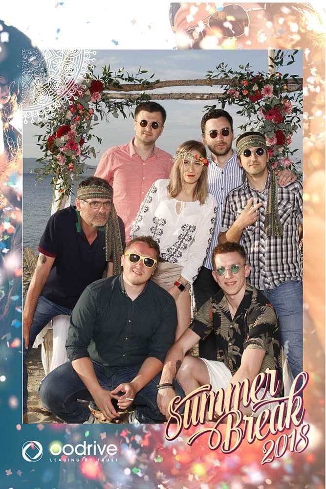 Notre borne photo évènementielle convient parfaitement pour photographier et immortaliser vos événements, teambuilding, vos soirées, ou un séminaire. C’est un photographe professionnel qui dispose d’une imprimante. Les invités peuvent se prendre en photo, et réaliser de belles animations photo à garder en souvenir. Grâce à cet outil, vous réaliserez en quelques secondes des photos et des impressions photos originales pour marquer vos clients. Elle vous offre une animation originale, spéciale et personnalisée qui peut être directement connectée aux réseaux sociaux.