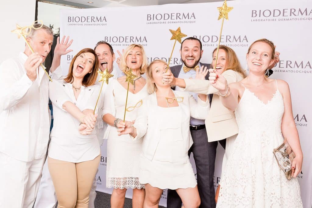 Nous contacter pour votre devis pour le Photobooth Borne MiroirMagic 1 Photobooth Miroir Photobooth corporate miroir magic cannes