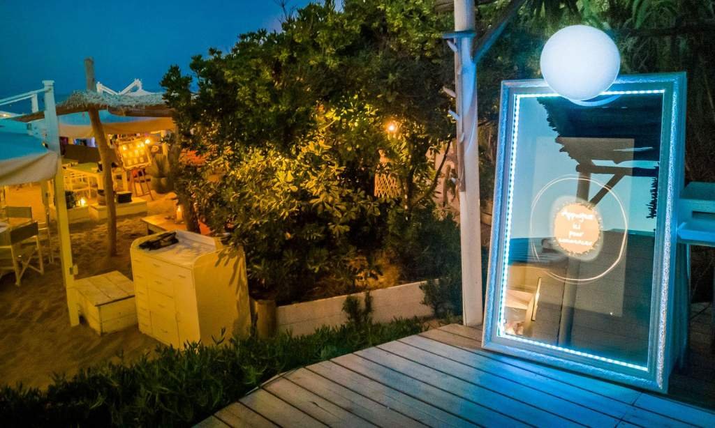 3. "Borne photo anniversaire Cannes" - une photo de la borne photo du photobooth personnalisé utilisée lors d'un anniversaire à Cannes.